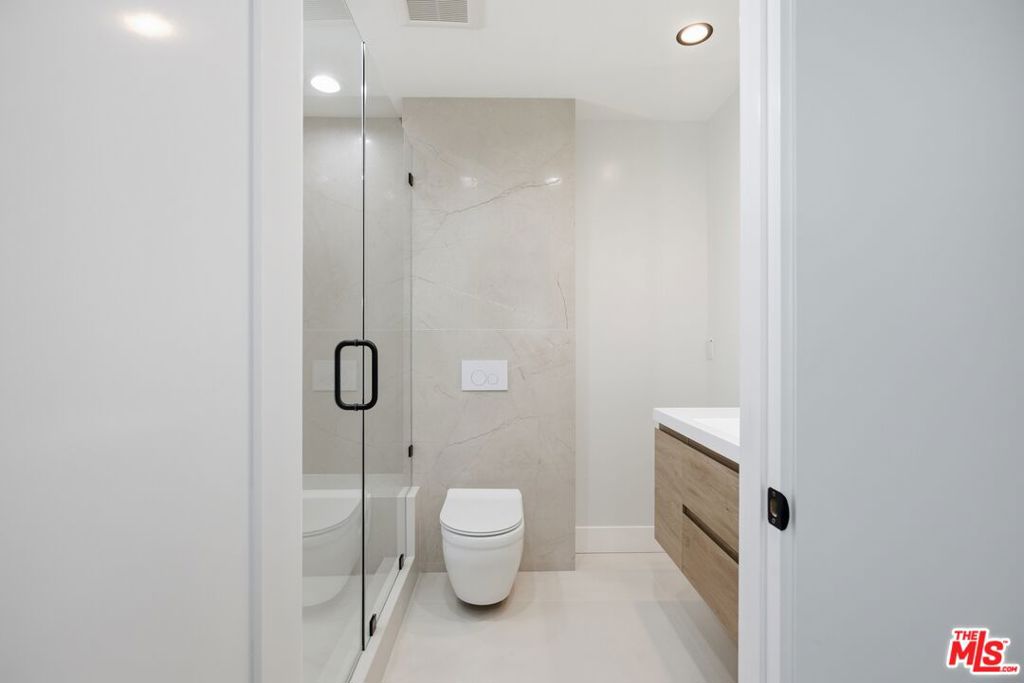 11613 Burbank Boulevard Property Photo 14