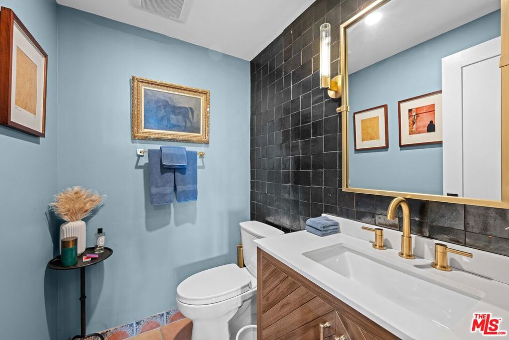 321 N Oakhurst Drive 601 Property Photo 6