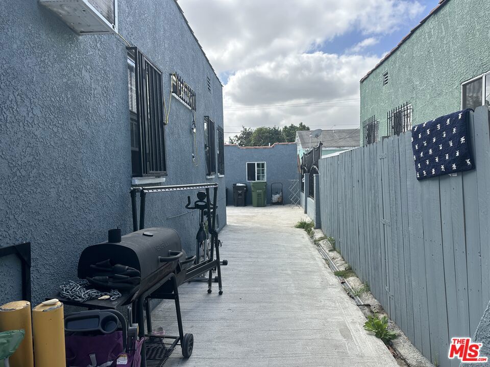 822 E 84th Place Property Photo 6