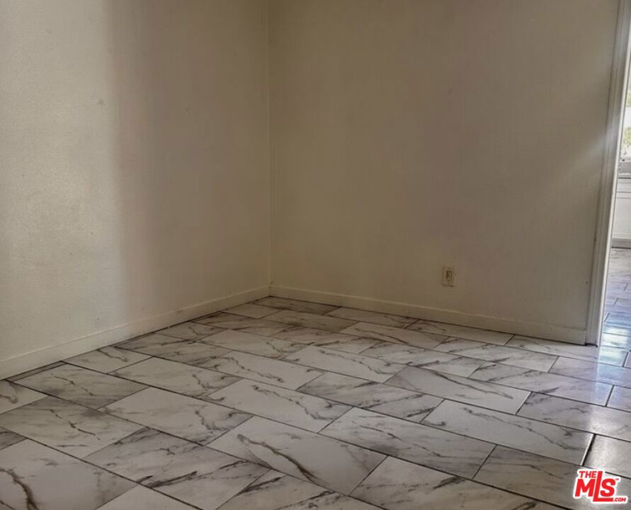 822 E 84th Place Property Photo 17