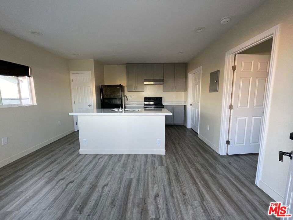 613 W 83rd Street Property Photo 1