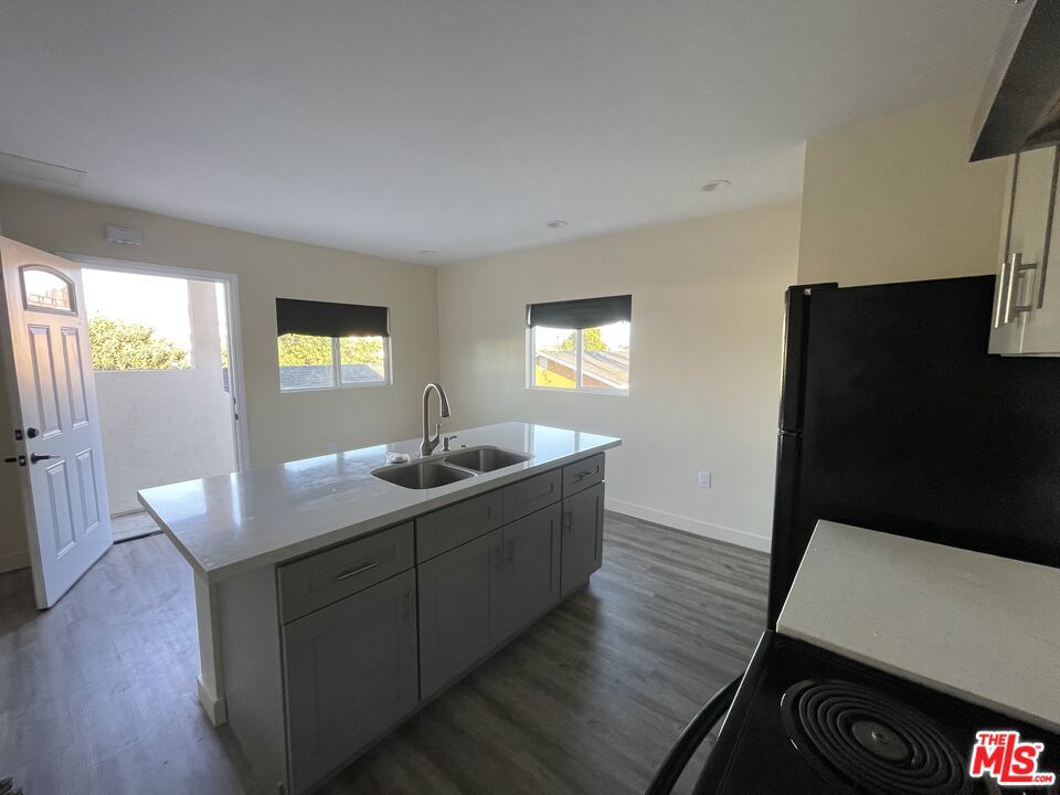 613 W 83rd Street Property Photo 7