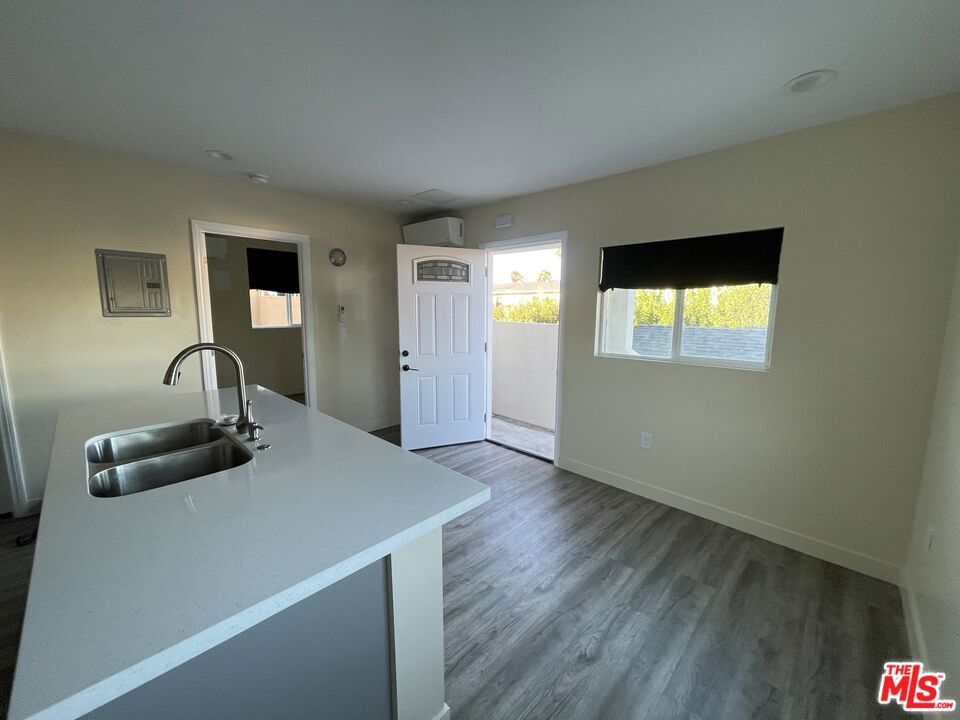 613 W 83rd Street Property Photo 8
