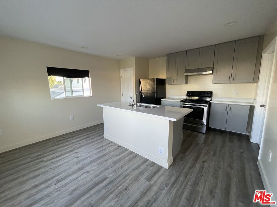 613 W 83rd Street Property Photo 9