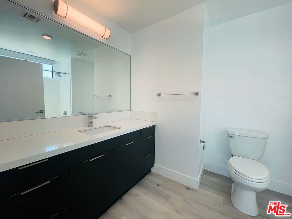 14612 Calvert Street 201 Property Photo 12