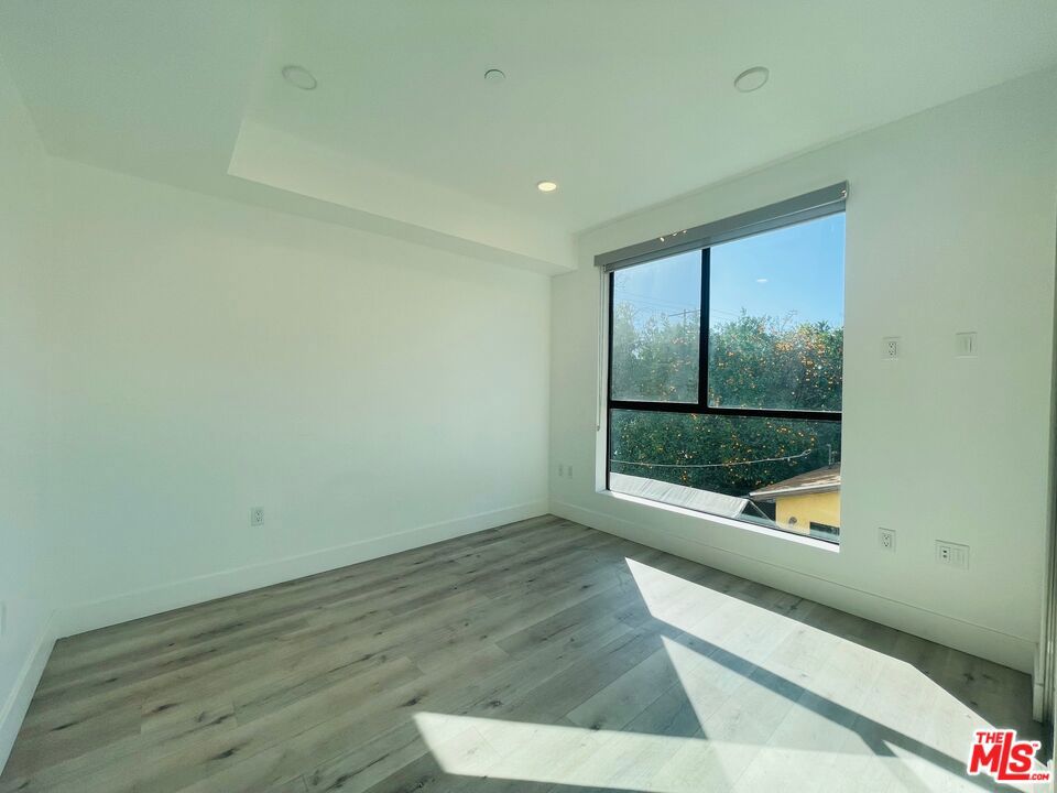 14612 Calvert Street 201 Property Photo 15