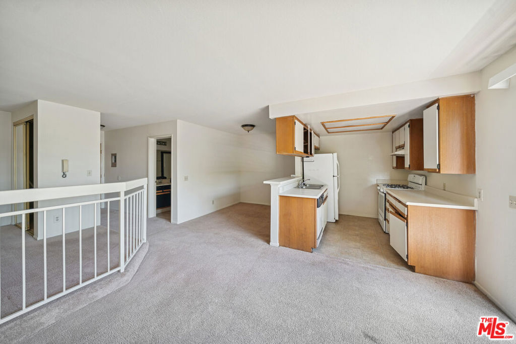 1519 N Martel Avenue 201 Property Photo 2
