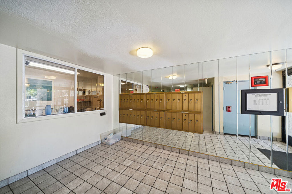 1519 N Martel Avenue 201 Property Photo 6