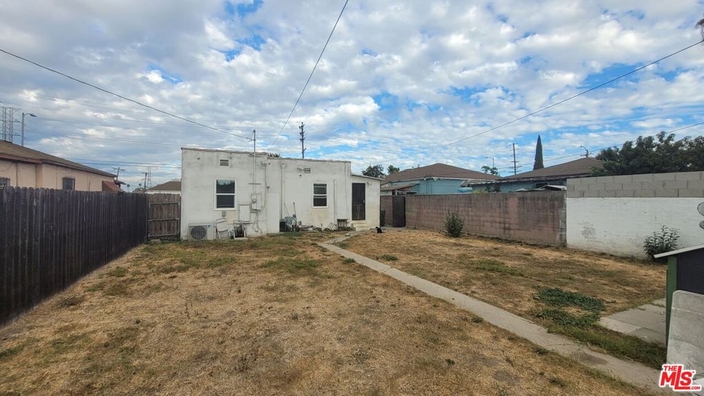 9819 S Hoover Street Property Photo 5