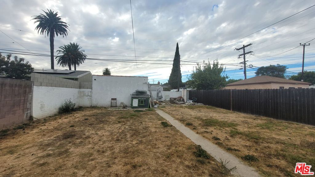 9819 S Hoover Street Property Photo 13