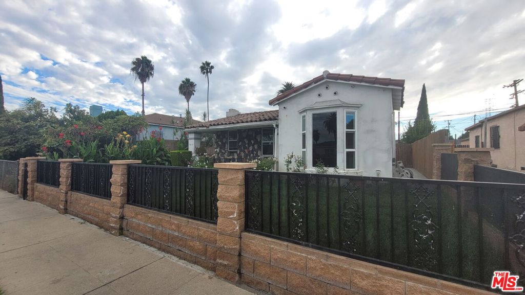 9819 S Hoover Street Property Photo 23