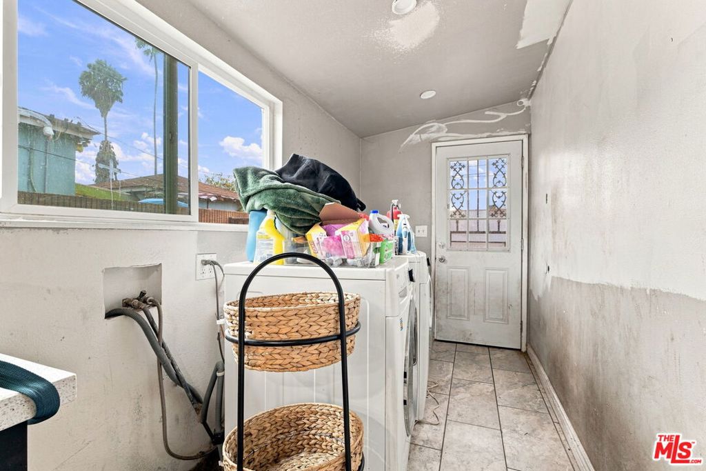 9819 S Hoover Street Property Photo 42