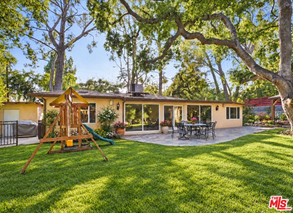 2452 N Altadena Drive Property Photo 1