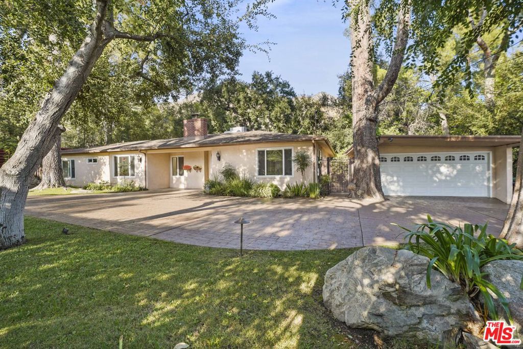 2452 N Altadena Drive Property Photo 2