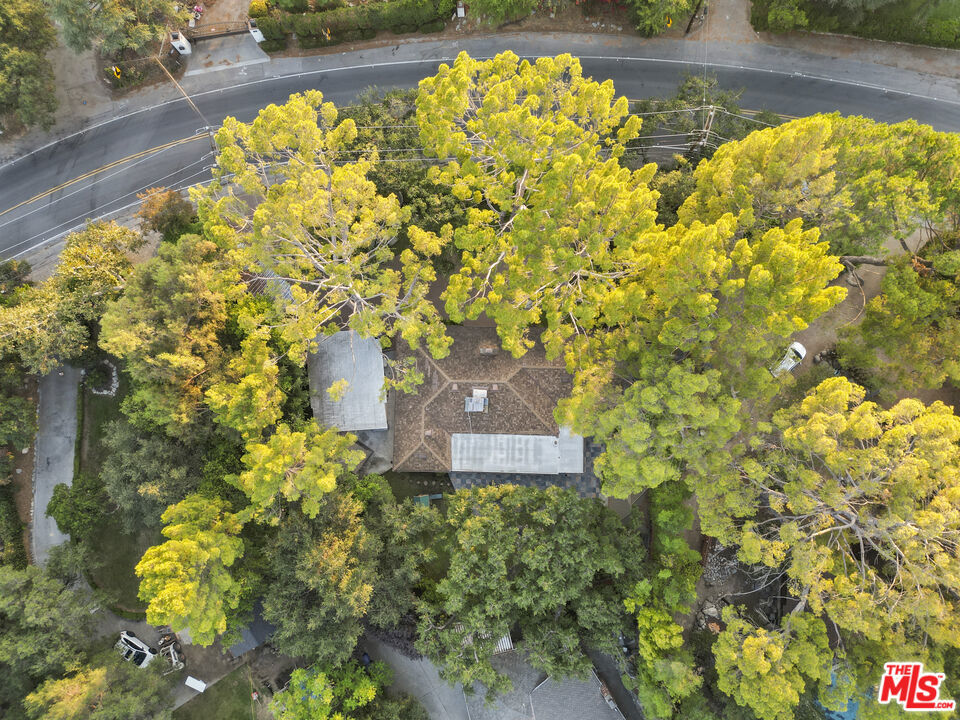 2452 N Altadena Drive Property Photo 3