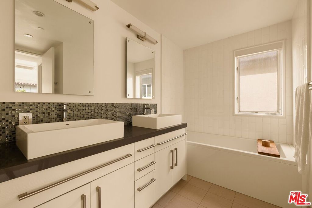 928 N Croft Avenue 102 Property Photo 12