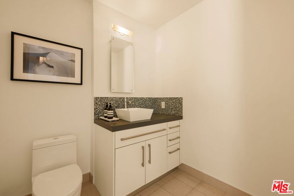 928 N Croft Avenue 102 Property Photo 16