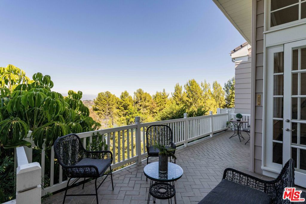 2204 The Terrace Property Photo 2