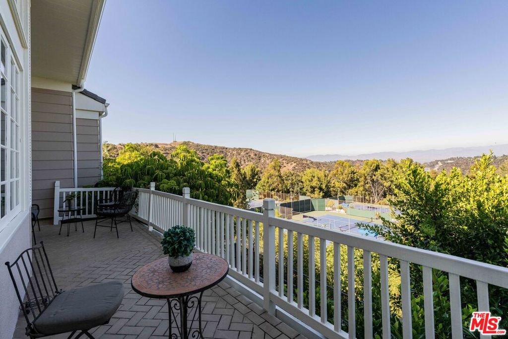 2204 The Terrace Property Photo 8