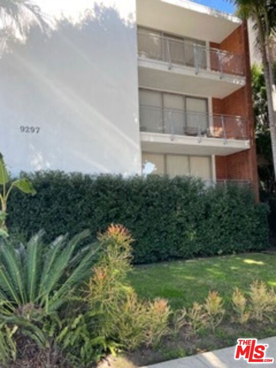 9297 Burton Way C Property Photo 11