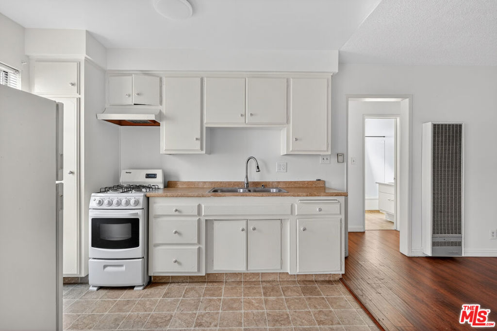 941 S Gramercy Place Property Photo 10