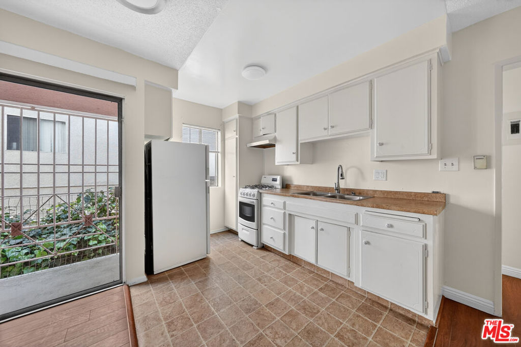 941 S Gramercy Place Property Photo 11