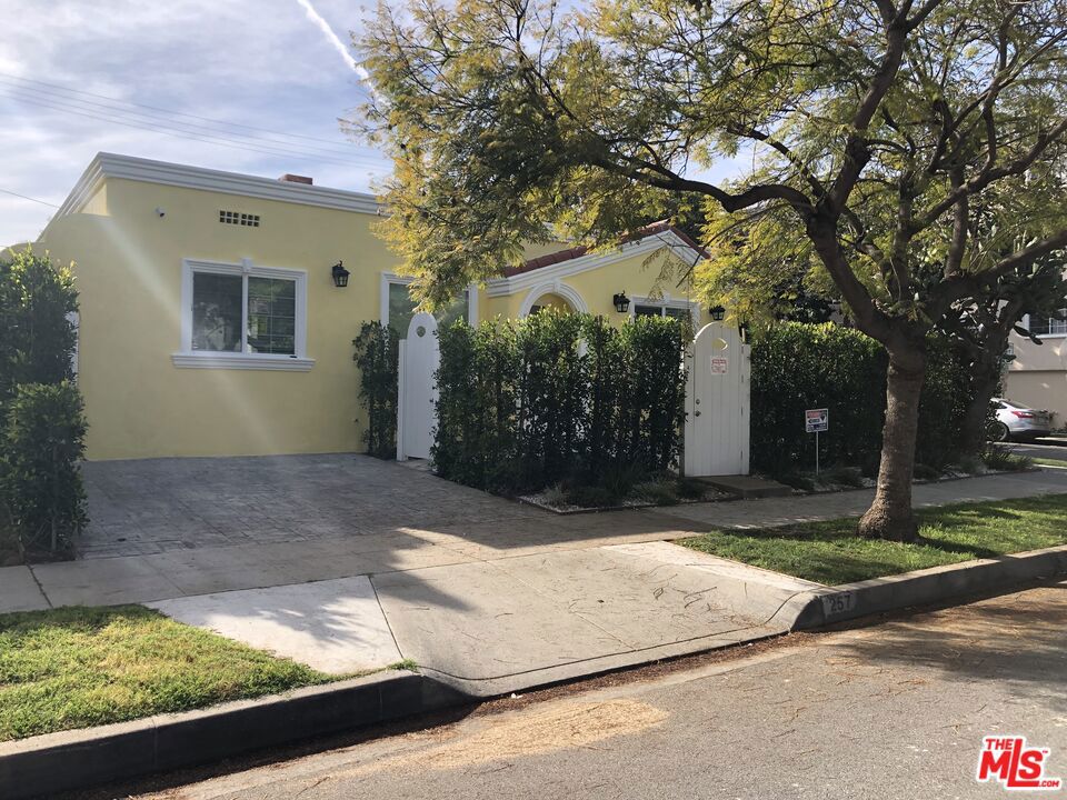 257 N La Peer Drive Property Photo 2