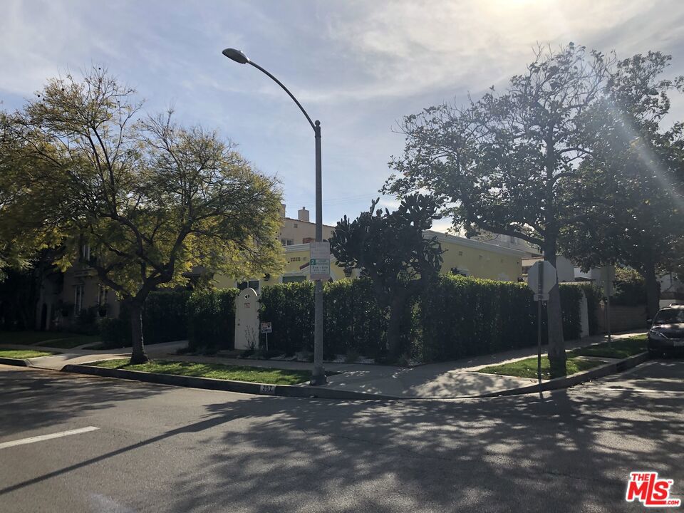257 N La Peer Drive Property Photo 4