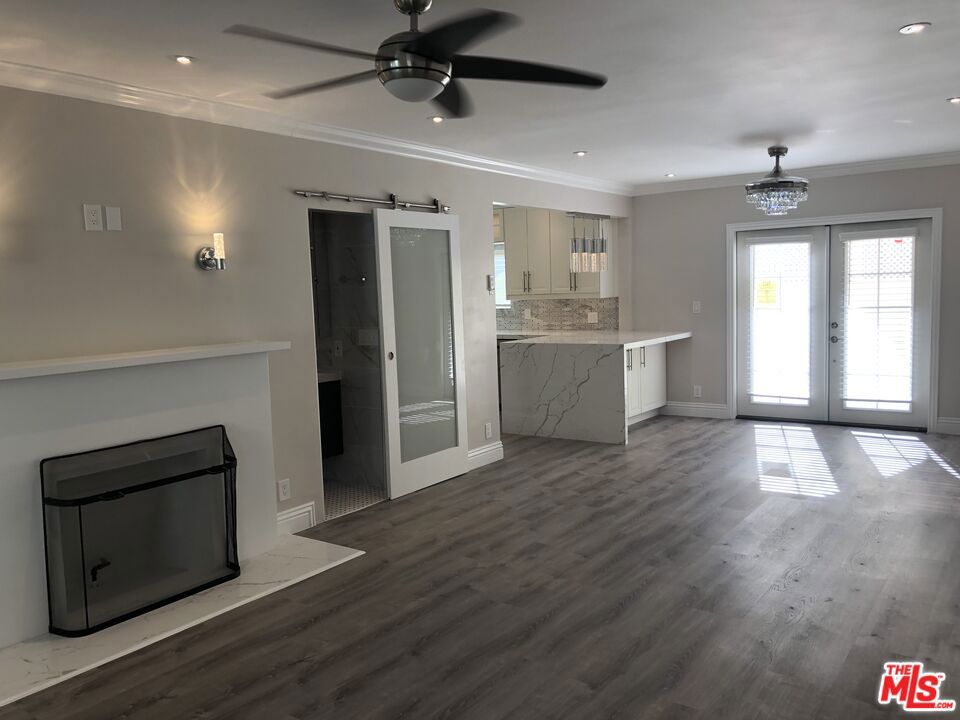 257 N La Peer Drive Property Photo 18