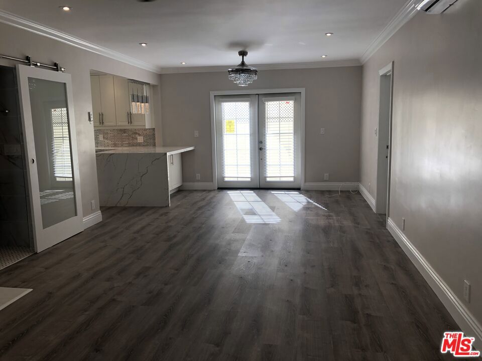 257 N La Peer Drive Property Photo 19