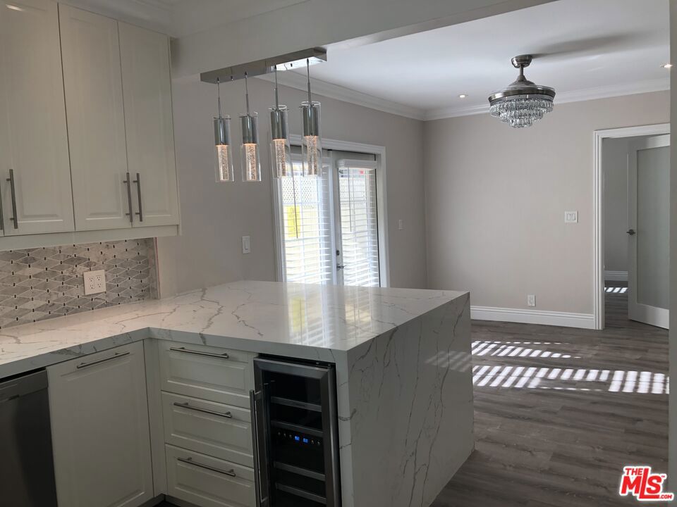 257 N La Peer Drive Property Photo 29