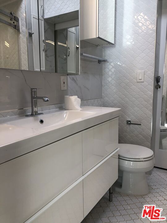 257 N La Peer Drive Property Photo 37