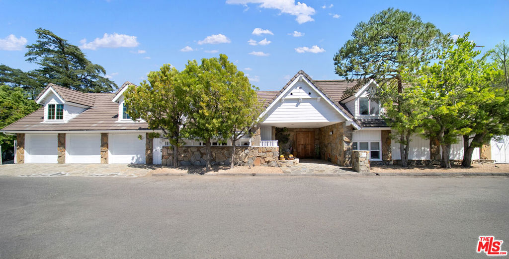 2312 Kimridge Road Property Photo 1