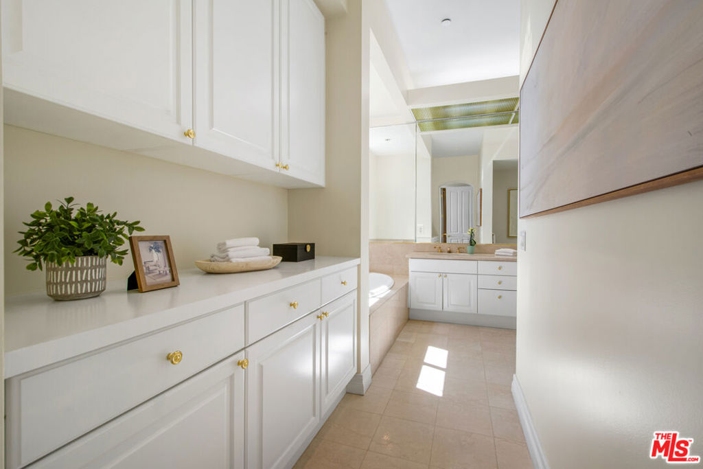 11847 Gorham Avenue 403 Property Photo 23
