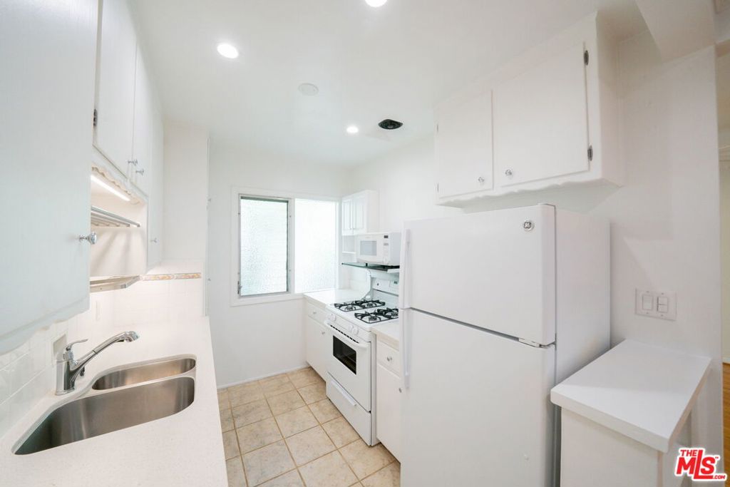 1037 11th Street 8 Property Photo 3