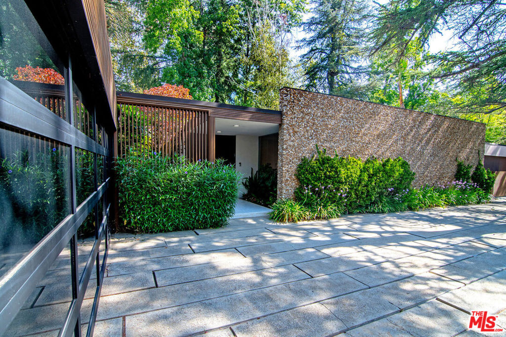 5000 Queen Victoria Road Property Photo 3