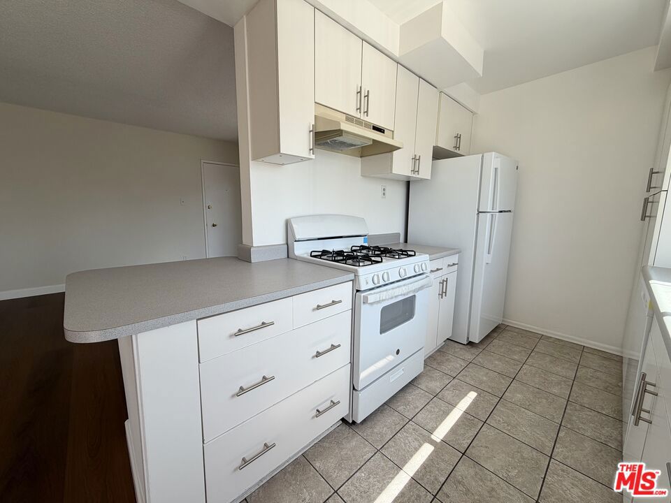 11727 Mayfield Avenue 5 Property Photo 10