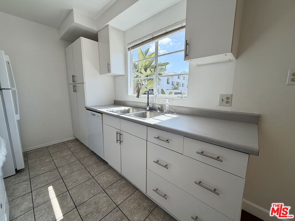 11727 Mayfield Avenue 5 Property Photo 11