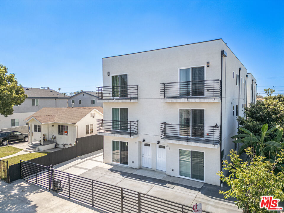 636 W 76th Street Property Photo 1