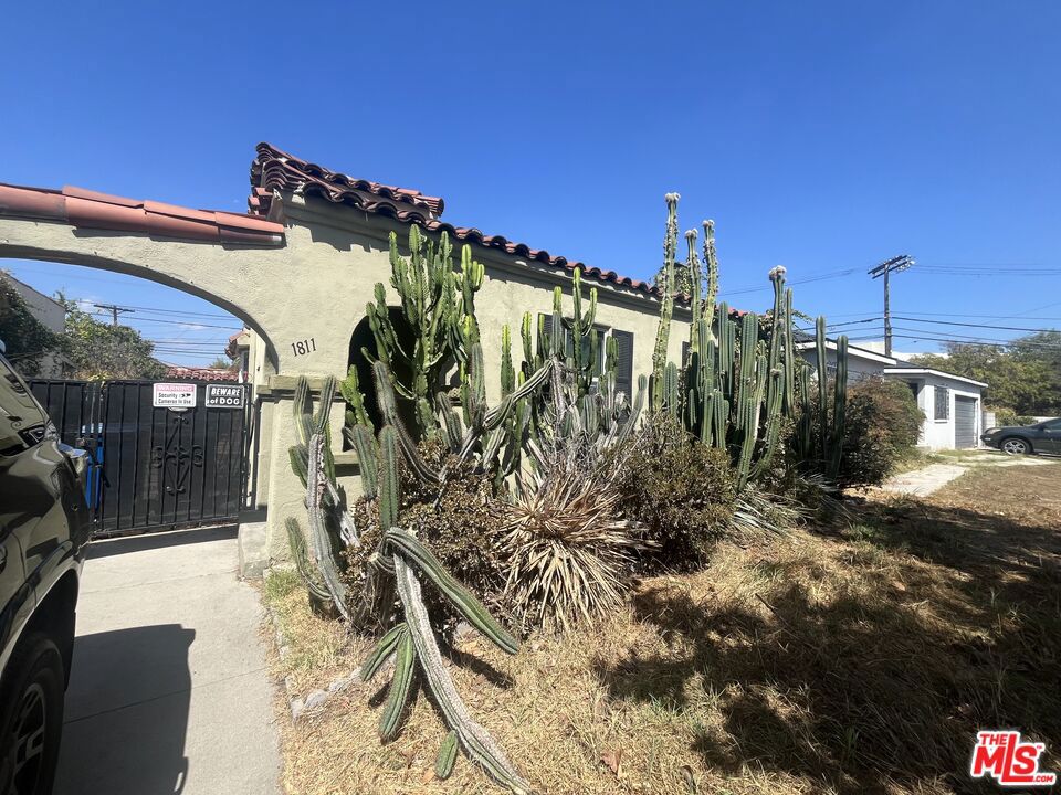 1811 S Burnside Avenue Property Photo 1