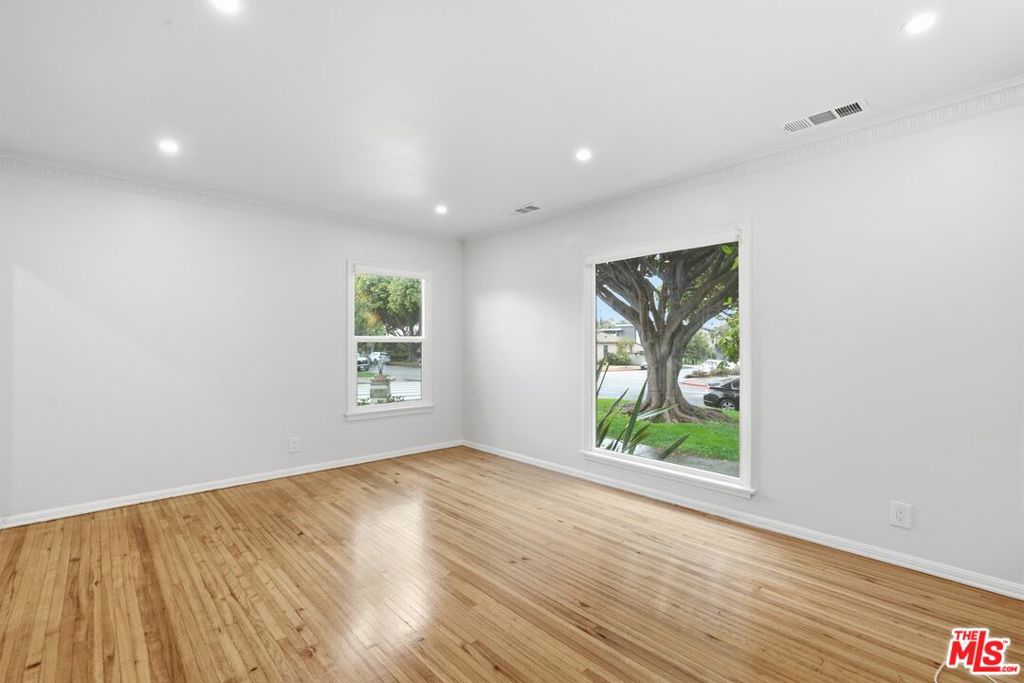 4236 Elenda Street Property Photo 4