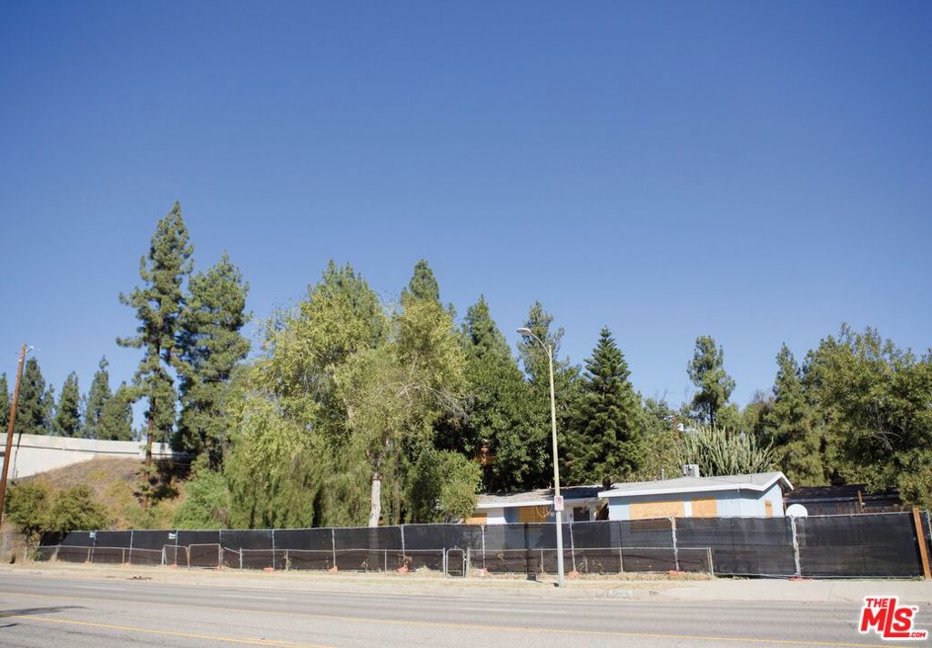 10810 Woodley Avenue Property Photo 2
