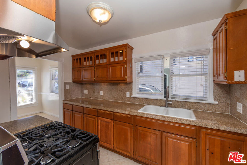 1334 W 17th Street Property Photo 4