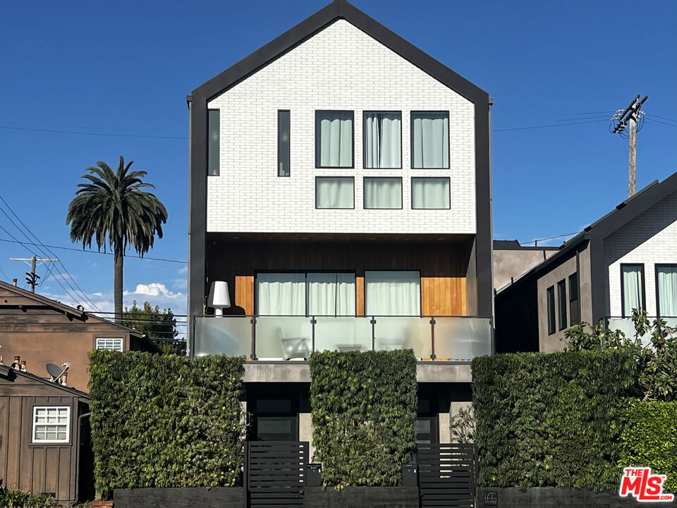 2606 S Barrington Avenue Property Photo