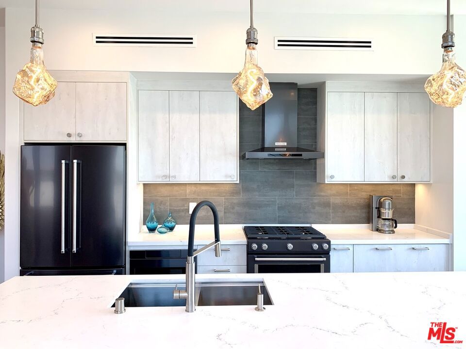 2606 S Barrington Avenue Property Photo 43