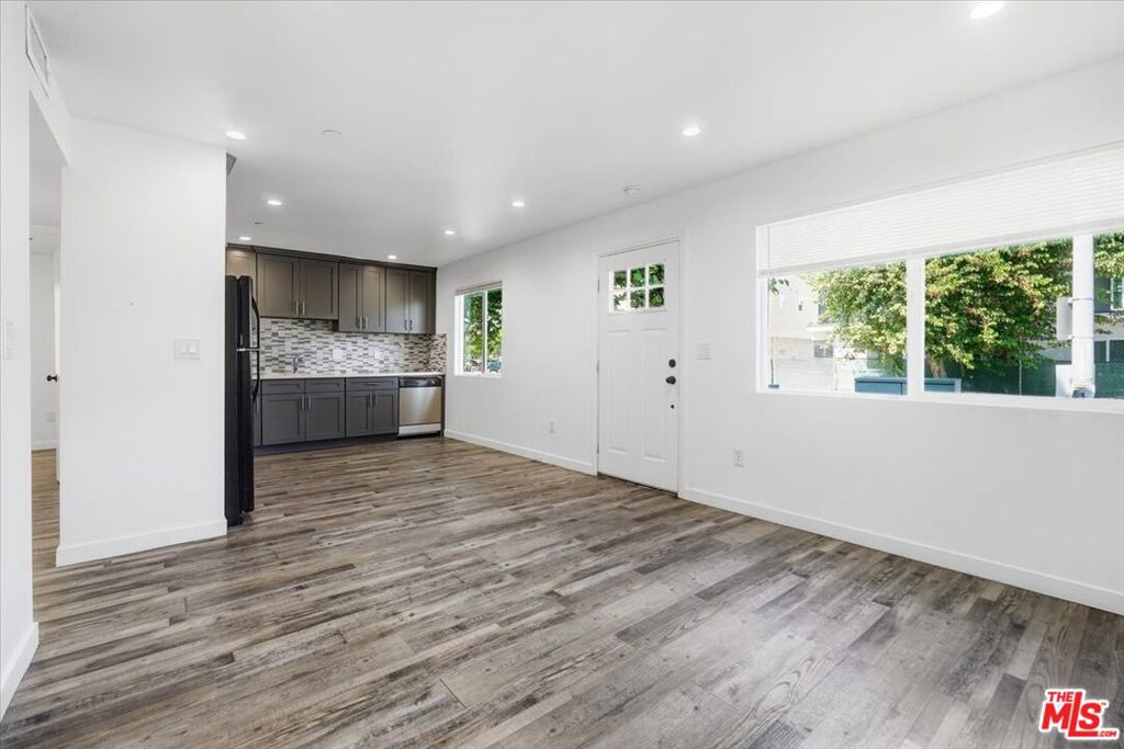 4150 S Normandie Avenue Property Photo 16