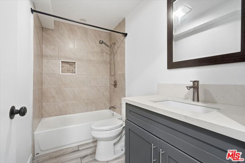 4150 S Normandie Avenue Property Photo 24