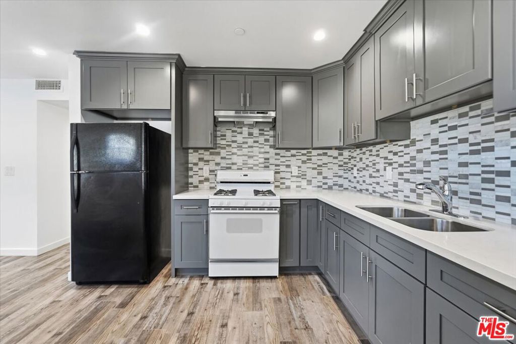 4150 S Normandie Avenue Property Photo 32