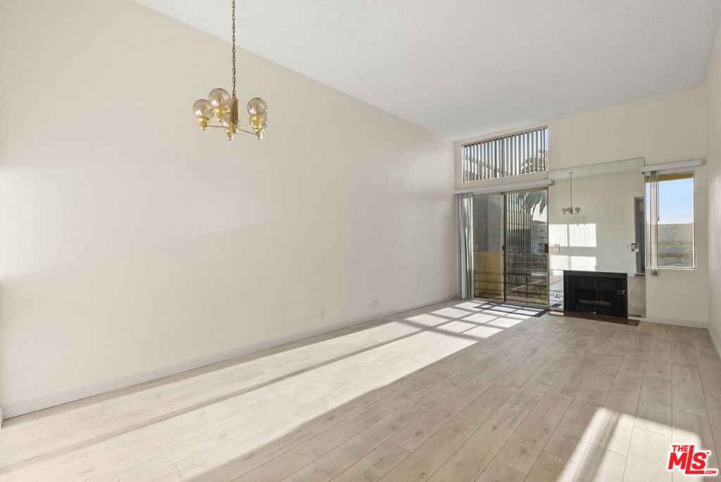 112 N Hamilton Drive 305 Property Photo 3