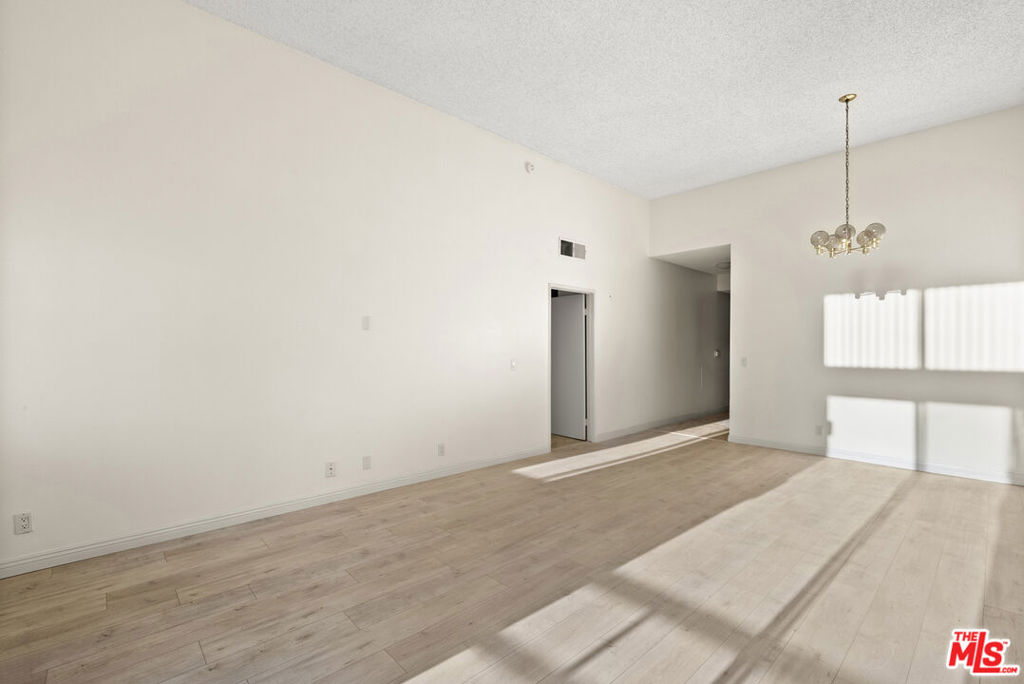 112 N Hamilton Drive 305 Property Photo 6